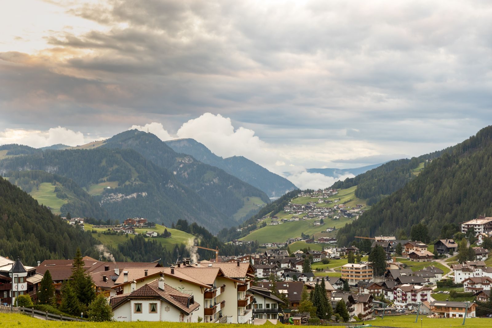 Selva di Val Gardena below the mountains